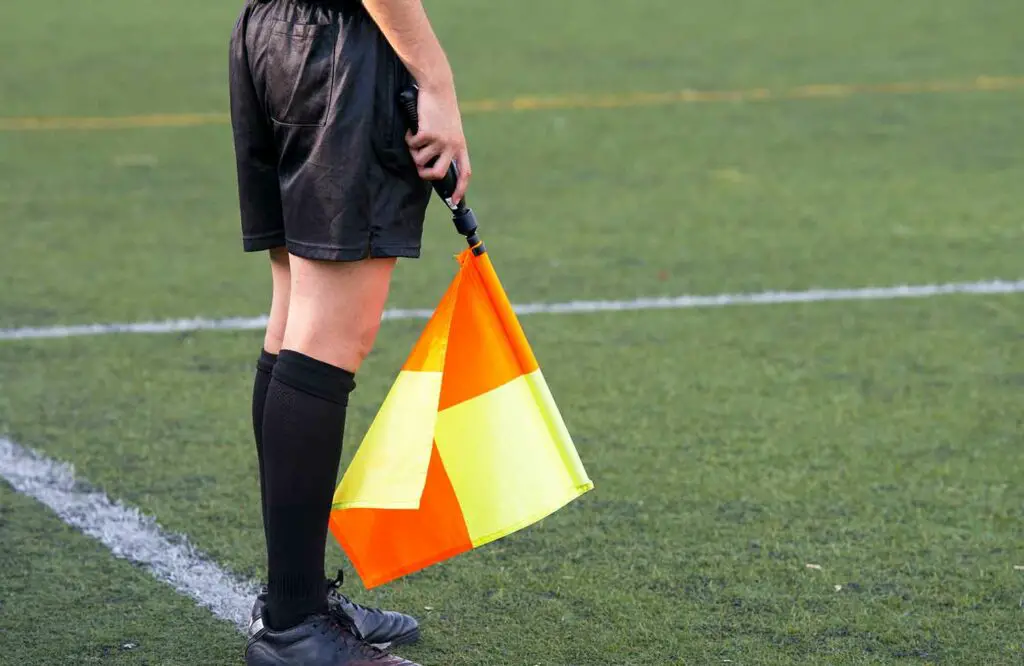 what is an assistant referee in soccer?