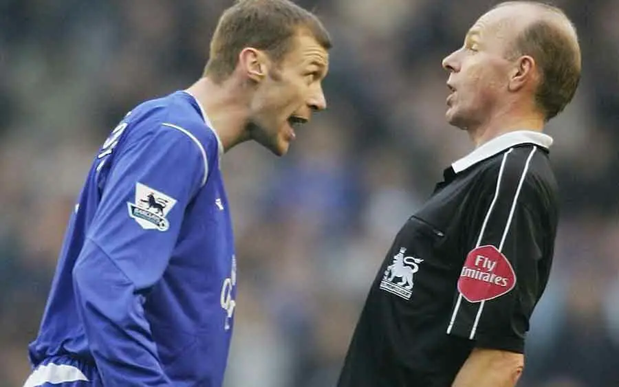 duncan ferguson arguing with the referee